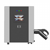 עמדת טעינה מהירה לרכב חשמלי DC 20kW של בראומרס בצבע אפור ושחור. בחלק העליון של העמדה יש שלוש נוריות חיווי בצבעים כחול, ירוק ואדום. במרכז הפאנל הקדמי יש מסך צבעוני קטן המציג תמונה של אגם והרים. מתחת למסך יש סמל של גלי רשת אלחוטית. בצד ימין של העמדה מחובר כבל טעינה עם מחבר CCS2 שחור. עמדת טעינה מהירה לרכב חשמלי DC 20kW של בראומרס בצבע אפור ושחור. בחלק העליון של העמדה יש שלוש נוריות חיווי בצבעים כחול, ירוק ואדום. במרכז הפאנל הקדמי יש מסך צבעוני קטן המציג תמונה של אגם והרים. מתחת למסך יש סמל של גלי רשת אלחוטית. בצד ימין של העמדה מחובר כבל טעינה עם מחבר CCS2 שחור.