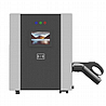 עמדת טעינה מהירה לרכב חשמלי DC 20kW של בראומרס בצבע אפור ושחור. בחלק העליון של העמדה יש שלוש נוריות חיווי בצבעים כחול, ירוק ואדום. במרכז הפאנל הקדמי יש מסך צבעוני קטן המציג תמונה של אגם והרים. מתחת למסך יש סמל של גלי רשת אלחוטית. בצד ימין של העמדה מחובר כבל טעינה עם מחבר CCS2 שחור.