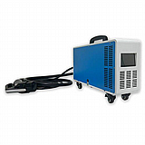 עמדת טעינה ניידת לרכב חשמלי MC 20kW CCS2 של בראומרס בצבע לבן וכחול, עם ידית נשיאה שחורה וארבעה גלגלים קטנים. מהמטען יוצא כבל שחור עבה המחובר למחבר טעינה CCS2 שחור ולבן. עמדת טעינה ניידת לרכב חשמלי MC 20kW CCS2 של בראומרס בצבע לבן וכחול, עם ידית נשיאה שחורה וארבעה גלגלים קטנים. מהמטען יוצא כבל שחור עבה המחובר למחבר טעינה CCS2 שחור ולבן.