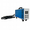 עמדת טעינה ניידת לרכב חשמלי MC 20kW CCS2 של בראומרס בצבע לבן וכחול, עם ידית נשיאה שחורה וארבעה גלגלים קטנים. מהמטען יוצא כבל שחור עבה המחובר למחבר טעינה CCS2 שחור ולבן.