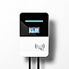 עמדת טעינה ציבורית לרכב קומפקטית בצבע לבן ושחור, המותקנת על קיר לבן. בחלק העליון של העמדה יש פס תאורה כחול. מתחתיו מסך קטן המציג שני סמלים, אחד מהם סמל של סוללה עם סימן טעינה והשני קוד QR. בחלק התחתון של העמדה יש סמל של גלי רדיו ואיור של יד מחזיקה כרטיס
