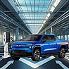 Chevrolet Silverado EV כחול מטעין מעמדת טעינה dc לרכב חשמלי.
