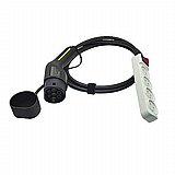 התמונה מציגה את הכבל השחור של מתאם Braumers V2L לרכבי Xpeng עם מחבר טעינה לרכב חשמלי בקצה אחד, ומפצל לשקעים חשמליים סטנדרטיים בקצה השני. התמונה מציגה את הכבל השחור של מתאם Braumers V2L לרכבי Xpeng עם מחבר טעינה לרכב חשמלי בקצה אחד, ומפצל לשקעים חשמליים סטנדרטיים בקצה השני.