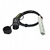 התמונה מציגה את הכבל השחור של מתאם Braumers V2L לרכבי Xpeng עם מחבר טעינה לרכב חשמלי בקצה אחד, ומפצל לשקעים חשמליים סטנדרטיים בקצה השני.