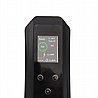 תקריב של מסך LCD קטן של יחידת בקרה של מטען נייד לרכב חשמלי. המסך מציג מידע על הטעינה, כולל סטטוס